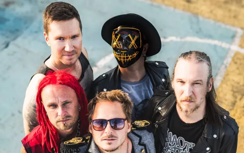 Kuvassa ovat kaikki Negativen jäsenet